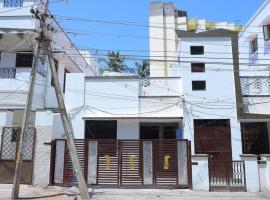 Heritage home with 2 bed/2 bath with kitchen in a residential neighborhood., rumah kotej di Madurai