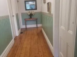 Oakleigh home with Two bedrooms and shared bathroom for guests