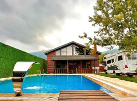 sapancafamilyresort Isıtmalı jakuzili havuzu ile Ahşap aile villası, ski resort in Kartepe