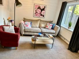 Fabulous 2 bed Town house free parking WiFI，德比的度假屋