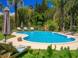 Gaia Residences with lush garden and pool, hotel i Argostoli
