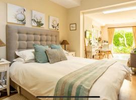 Guest suite - Leafy Constantia Guest House, отель в Кейптауне, рядом находится Винодельня Groot Constantia