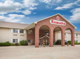 Ramada by Wyndham Spirit Lake/Okoboji、Spirit Lakeの駐車場付きホテル