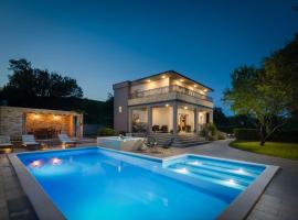 Villa Dali - luxury holiday house in relaxing area, hotel in Sičane