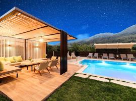 Cretan Sunrise Villa Heated Pool, hotel with parking in Dhimitroulianá