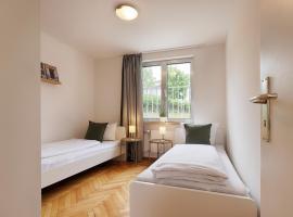 Apartmenthaus Kitzingen - großzügige Wohnungen für je 4-8 Personen mit Balkon, хотел с паркинг в Китцинген