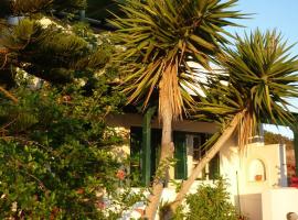 Manolis Farm Guest House, hostal o pensión en Aliko Beach