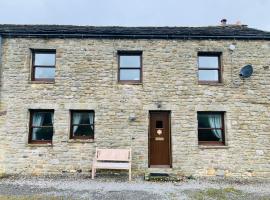 4 Swallowholm Cottage, hotel in Langthwaite
