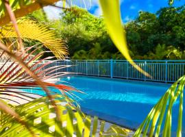 Magnifique Appartement Fleurs Caraïbes - 6 personnes en résidence avec piscine privée - Sainte Anne, hotell i Sainte-Anne