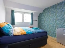 Private room with AC- microwave, personal fridge & metro access - 7 min to center