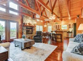 LUX 4BD Lodge w/ Views! Fire Pits + HOT TUB + Pool, golfhotell i Gatlinburg