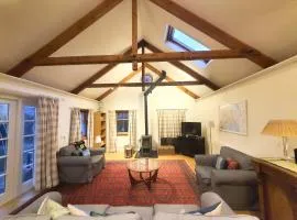 Edinburgh 2-Bedroom Cottage with Parking - Ground Floor
