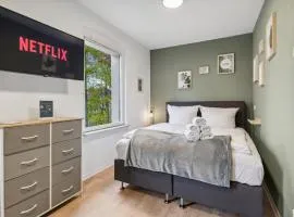 Vorstadtoase - 3 Personen - Apartment mit Queensize-Bett, Badewanne, Schlafcouch, Parken, Netflix, Nähe BER