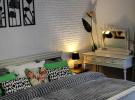 Cozy Cottage - Free Parking, Self Check-in, hotell i Oradea
