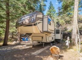 Fully Setup RV for Glamping #105 at Blue Spruce RV Park & Cabins, villa a Tuckerville