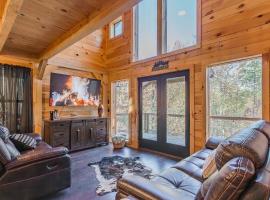 Cozy Cabin Retreat w/ Hot Tub & Nature Views, hotell i Trenton