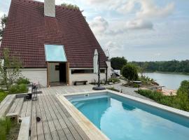 Dům nad přehradou s bazénem, cheap hotel in Lazinov