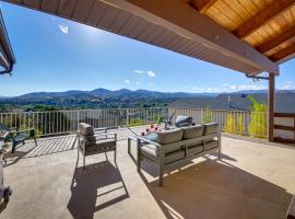 Prescott Vacation Rental with Deck and Mountain Views, casa de temporada em Prescott