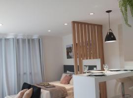 Lindo studio equipado em apartamento clube com piscina aquecida e academia no centro de Curitiba - MID Home, hotel a Curitiba