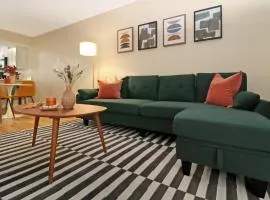 Urban Den Retreat - A Cozy Getaway Under 20 Minutes from the Beach and Downtown St Pete