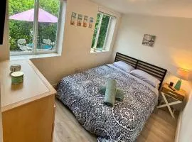 Nice Queen Bedroom - Best Location in Miami - Luggage Storage Service, Parking and Laundry for free!!!!