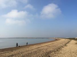 A Seafood and Walking Enthusiasts Quiet Escape., hotel v mestu West Mersea