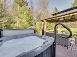 Northville Cabin with Fire Pit, 4 Mi to Boat Ramp!, ξενοδοχείο σε Northville