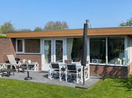 Vakantiebungalow in Riviera Maison stijl nabij zee en strand, bos en duin, lággjaldahótel í Warmenhuizen