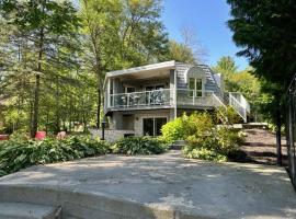 Waterfront Cottage in Muskoka, pet-friendly hotel in Severn