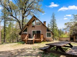 Peaceful North Fork Cabin w/ Fireplace & Wi-Fi!, cottage di North Fork
