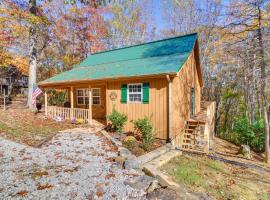 Burnside Resort Cabin with Hot Tub and Outdoor Spots!, vil·la a Burnside