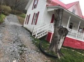 Red Roof Home Accommodates 10 people!, hotel in Tazewell