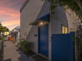 Mission Bay Condo - Steps to Sand, Dining, AC, Parking & Shops!, hotel in San Diego