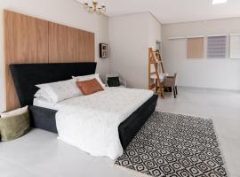 Flat 01 - Zona Sul Prox UMC, Praia Clube, Shopping e Pátio Vinhedos, apartment in Uberlândia