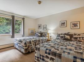 Cedarbrook Two Double bed Standard Hotel room 217, ξενοδοχείο σε Killington