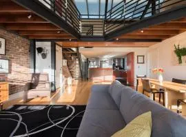 Sunny Loft Lookout with Iconic Sydney Views