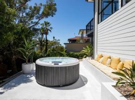 Aqua Vistas - Recharge on the Coast in Style, hotel with jacuzzis in Macmasters Beach