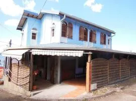 maison située dans un petit village de pecheur