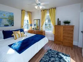 Vintage downtown flat near Holy Hill, Golf &Ski