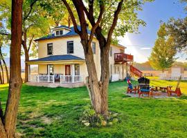 The Centennial House ~ Your Adventure Starts Here!, hotel i Fruita