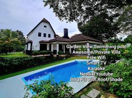 Private 4Bedroom Villa Pool,BBQ,Karaoke, Afamosa Resort, villa í Kampong Alor Gajah