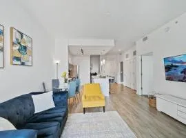Luxury 1 BR with DEN Downtown Tampa Apt - City Views, Rooftop Pool, Workspace