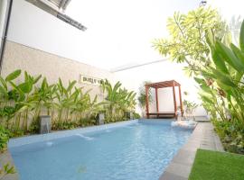 Spacious Family-friendly Villa with Swimming Pool, hotel in Gondowulung