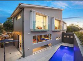 Stylish Surfers Paradise Haven 4BR4B Stunning Pool 2, hotel v destinaci Gold Coast