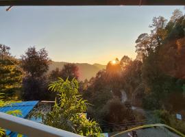 HimWanderer Camps & Cottages Pangot, hótel í Nainital