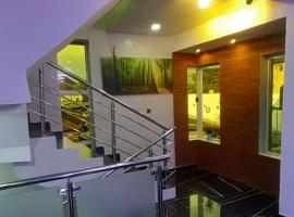 HEN - CAP SERVICED APARTMETS, hotel with parking in Agege