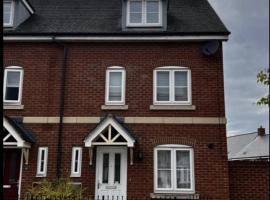 Charming 3-Bed House in Gloucester, villa i Gloucester