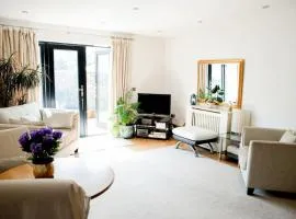 Central Spacious Ground Floor Flat with Courtyard