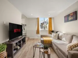 Private Town Home with Free Banff Access, Netflix, King Bed, Fully Equipped Kitchen, Sleeps 4