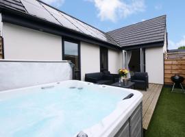 Hoxne Cottages - Sunflower Cottage with private hot tub, hotel near York Golf Club, York